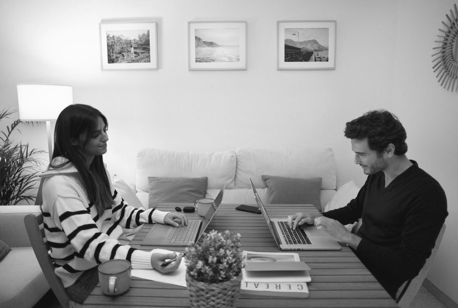 Profesionales analizando datos financieros en sesión colaborativa