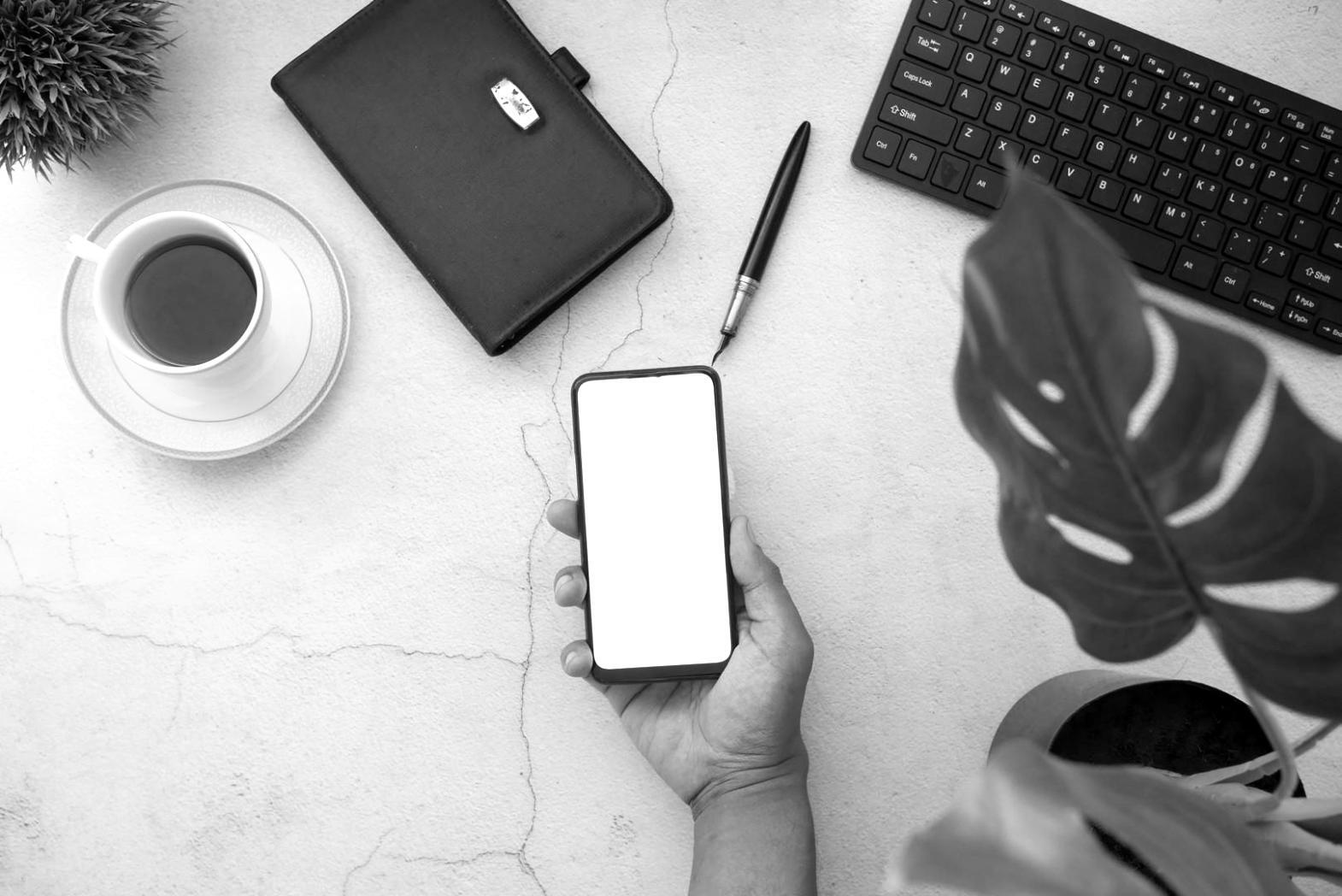 Análisis financiero profesional mostrando gráficos y tendencias del mercado